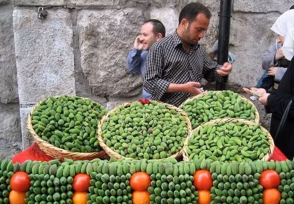 Không khí buôn bán rau cỏ trên đường phố Damascus.