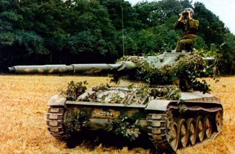 Vì là dòng tăng hạng nhẹ, đề cao tính cơ động nên AMX-13 không có vỏ thép dày. Phần thân xe và tháp pháo chỉ có thể chống được đạn súng máy, đạn pháo nhỏ, mảnh đạn. Việc lắp thêm các diềm chắn hai bên thân xe có thể chịu được đạn xuyên giáp 20mm.
