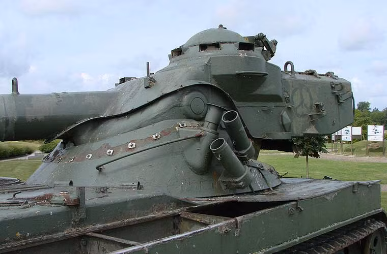 Tháp pháo của AMX-13 cũng là thiết kế khá bất bình thường, nó gồm 2 phần: trên và dưới. Trong đó, phần dưới được lắp như tháp pháo trên các xe tăng thông thường. Phần trên với pháo chính được gắn vào hai trục nâng, có thể di chuyển theo phương thẳng cho pháo thủ khi ngắm mục tiêu.