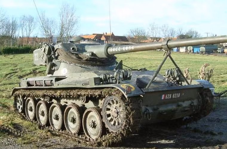AMX-13 được giới quân sự đánh giá là có cấu trúc khá kỳ lạ, khác hẳn với xe tăng hạng nhẹ truyền thống. Theo đó, động cơ được bố trí phía trước xe, nằm tiếp sau là buồng điều khiển, cuối cùng là buồng chiến đấu. Cách bố trí này giống với một số loại xe thiết giáp chở quân như M113 sau này, hơn là xe tăng truyền thống.