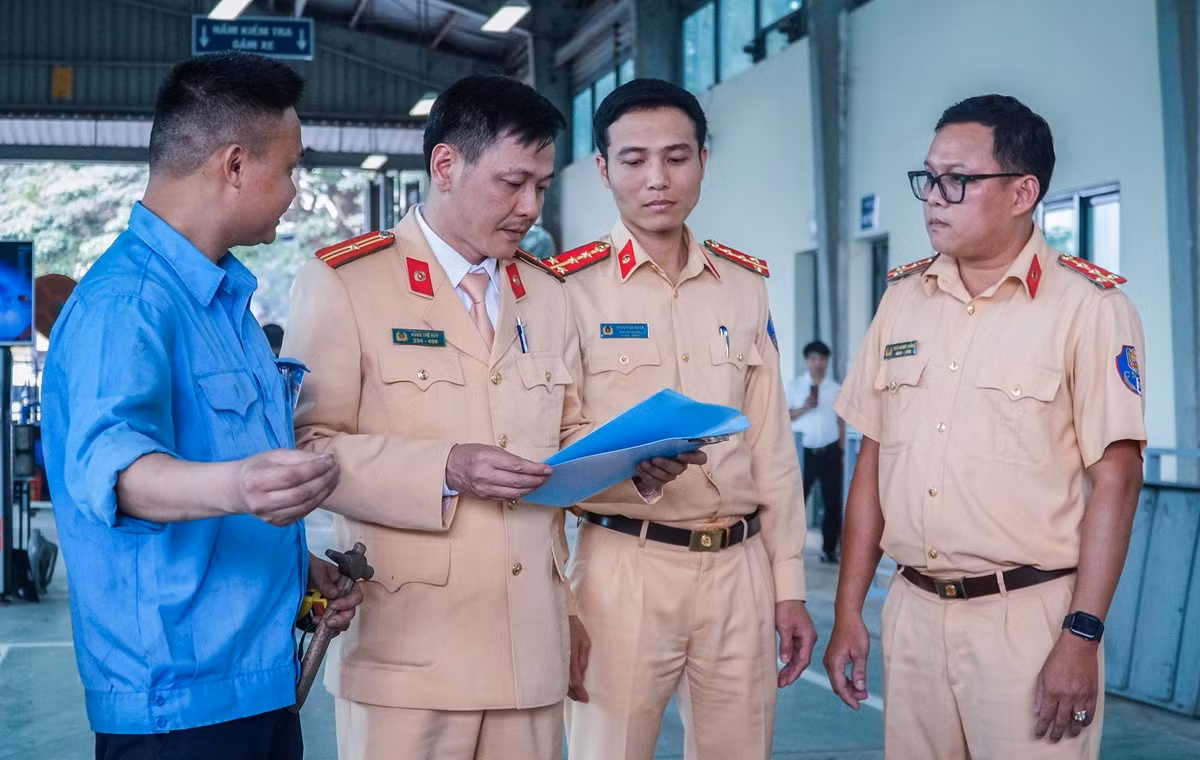  Công an chi viện cho Đăng kiểm: Ngày 11/3, Cục Cảnh sát giao thông, Bộ Công an đã tăng cường 50 đăng kiểm viên thực hiện nhiệm vụ theo đề nghị của Bộ GTVT, không để người dân phải mang chăn chiếu, thay phiên nhau xếp hàng 3-4 ngày tại các trung tâm đăng kiểm...