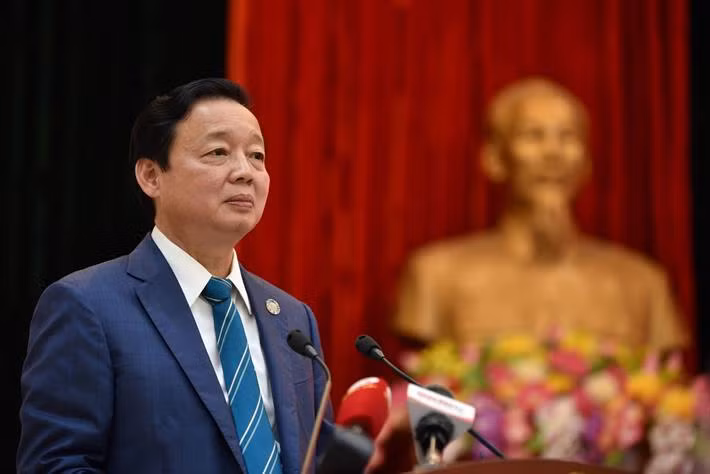  Chỉ đạo nóng của Phó Thủ tướng Trần Hồng Hà: Phó Thủ tướng yêu cần khẩn trương ban hành theo thẩm quyền hoặc đề xuất đối với những vấn đề vượt thẩm quyền để cho phép các trung tâm bảo trì, bảo dưỡng của các doanh nghiệp sản xuất, kinh doanh, nhập khẩu xe ô tô đủ điều kiện được tham gia thực hiện kiểm định xe; thực hiện miễn đăng kiểm lần đầu đối với ô tô mới sản xuất, lắp ráp và xe cơ giới nhập khẩu chưa qua sử dụng.