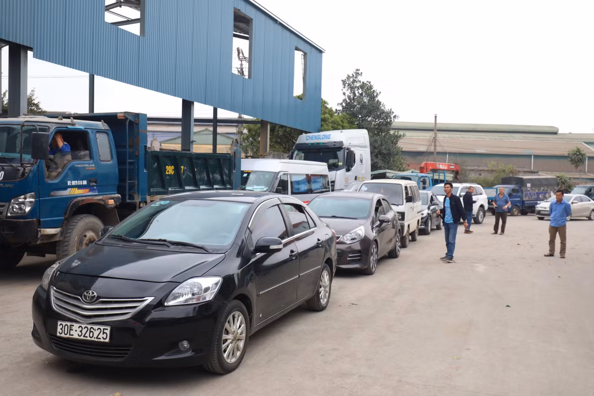 Trước đó, ngày 18/3, Cục Đăng kiểm VN (Bộ GTVT) và Tổng cục Kỹ thuật (Bộ Quốc phòng) đã phối hợp tổ chức Lễ khai mạc lớp tập huấn và Lễ xuất quân kiểm định viên quân sự tham gia hỗ trợ kiểm định xe cơ giới dân sự theo chỉ đạo của Chính phủ. Theo kế hoạch, có 40 kiểm định viên quân sự được điều động hỗ trợ các trung tâm đăng kiểm trong đó có 30 kiểm định viên chính thức và 10 kiểm định viên dự bị.