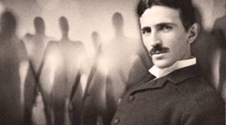 Cụ thể, vào năm 1889, nhà khoa học Tesla kể rằng đã liên lạc với người ngoài hành tinh. Ông nhận được tin nhắn âm thanh bí ẩn từ sinh vật ngoài Trái đất thông qua các thiết bị trong phòng thí nghiệm.
