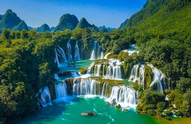Thác Bản Giốc (Cao Bằng) sở hữu cảnh quan tuyệt đẹp. Trải nghiệm du ngoạn quanh chân thác bằng thuyền là gợi ý lý tưởng cho chuyến đi của bạn trong kỳ nghỉ Tết. Ngoài ra, bạn còn có thể chiêm ngưỡng dòng nước trắng xóa đổ từ độ cao trên 30 m qua nhiều tầng thác, chảy xuống dòng sông Quây Sơn trong xanh giữa bốn bề núi rừng. Ảnh: David.apparel.