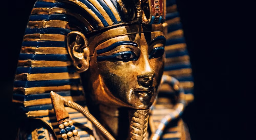 Vào năm 1922, nhà khảo cổ học người Anh Howard Carter cùng các cộng sự tìm thấy lăng mộ của Tutankhamun ở Thung lũng các vị vua, Ai Cập. Tutankhamun được xem là pharaoh nổi tiếng nhất Ai Cập. Theo đó, việc tìm thấy nơi an nghỉ ngàn thu của ông được đánh giá là một trong những khám phá khảo cổ học vĩ đại nhất thế kỷ 20.