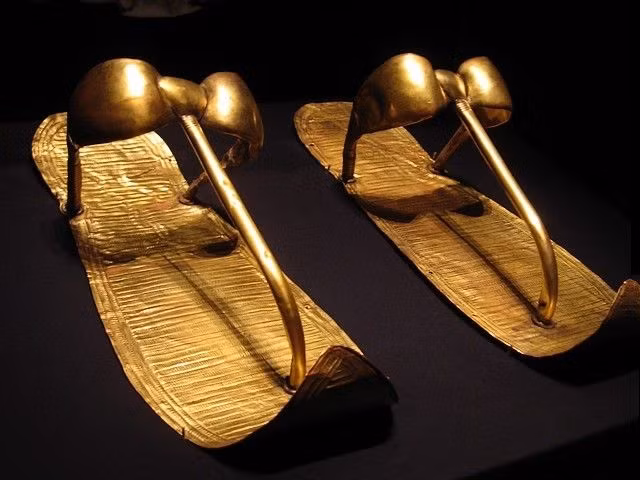 Trong số những báu vật được tìm thấy trong lăng mộ Tutankhamun, giới nghiên cứu dành nhiều sự quan tâm đến một vài cổ vật. Điển hình là những đôi dép làm bằng vàng được tùy táng cùng nhà vua Ai Cập Tutankhamun.