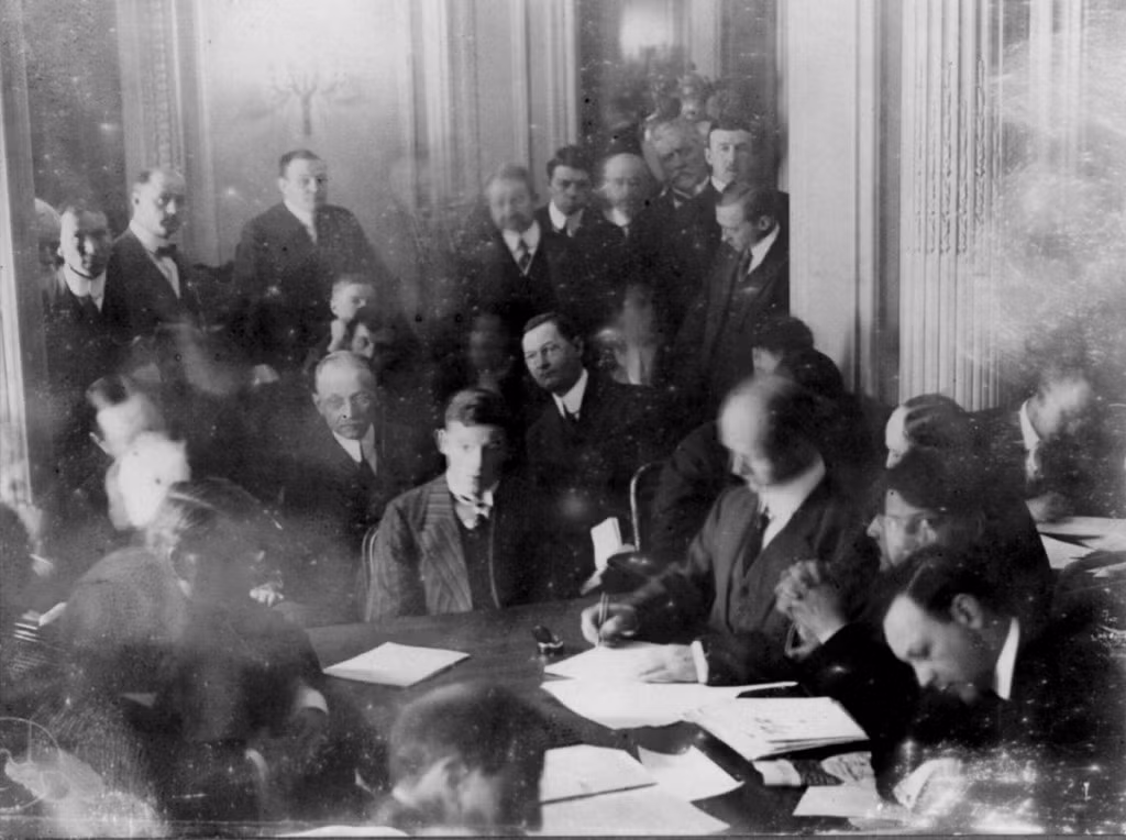 Sau khi đâm vào tảng băng trôi vào rạng sáng ngày 15/4/1912, tàu Titanic chìm ở vùng biển Bắc Đại Tây Dương khiến khoảng 1.500 người thiệt mạng. Khoảng 600 người may mắn thoát chết khỏi thảm kịch tồi tệ này. Trong ảnh là một số thuyền viên trên tàu Titanic sống sót sau vụ chìm tàu. Họ tham gia một cuộc thẩm vấn để trả lời những câu hỏi liên quan đến vụ việc.
