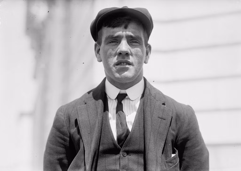 Frederick Fleet, 24 tuổi, làm nhiệm vụ gác tàu đã là người đầu tiên nhìn thấy tảng băng đang dần trôi về phía tàu Titanic.