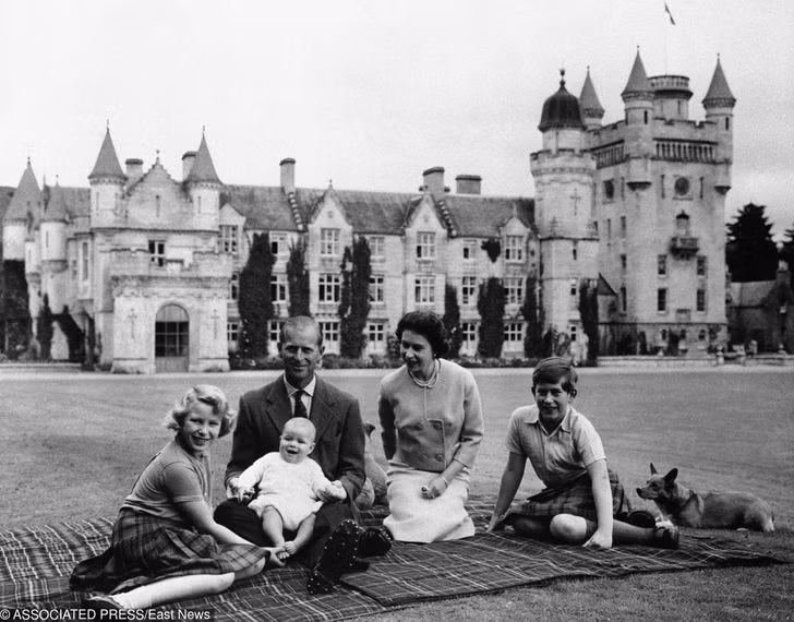 Năm 1960, Nữ hoàng Elizabeth II sinh người con trai thứ 3 và đặt tên là Andrew. Trong ảnh vợ chồng Nữ hoàng Elizabeth có khoảng thời gian hạnh phúc bên 3 con.