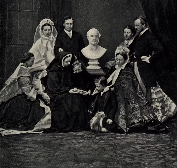 Vào ngày 10/3/1863, hôn lễ của hoàng tử Albert - con trai cả của Nữ hoàng Victoria được tổ chức long trọng tại lâu đài Windsor. Cô dâu của hoàng tử Albert là công chúa Đan Mạch có tên Alexandra. Đây là một trong những hôn lễ nổi tiếng nhất của hoàng gia Anh.