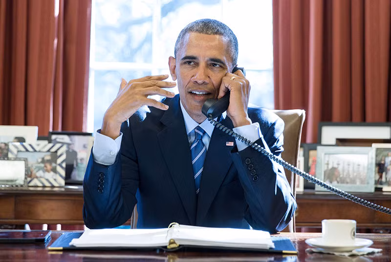 Cụ thể, ông Obama theo học Đại học Columbia và lấy bằng cử nhân Khoa học chính trị vào năm 1983. Từ năm 1985 - 1988, ông trở thành nhà hoạt động cộng đồng.