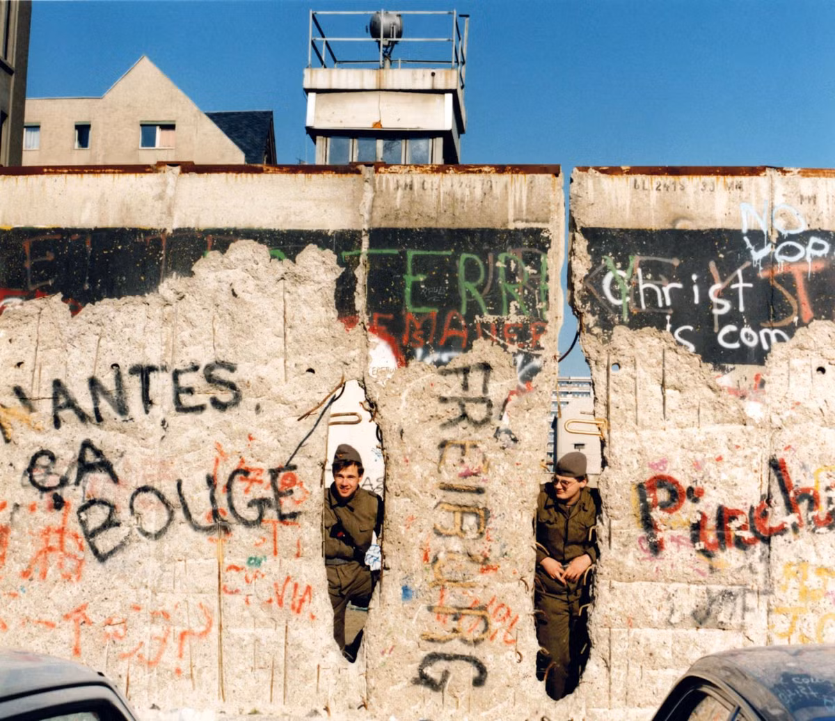 Vào ngày 9/11/1989, phát ngôn viên đảng cầm quyền của Đông Berlin thông báo về sự thay đổi trong chính sách du lịch. Theo thông báo, ngay từ đêm hôm ấy, các công dân ở Đông Berlin được tự do vượt qua ranh giới.
