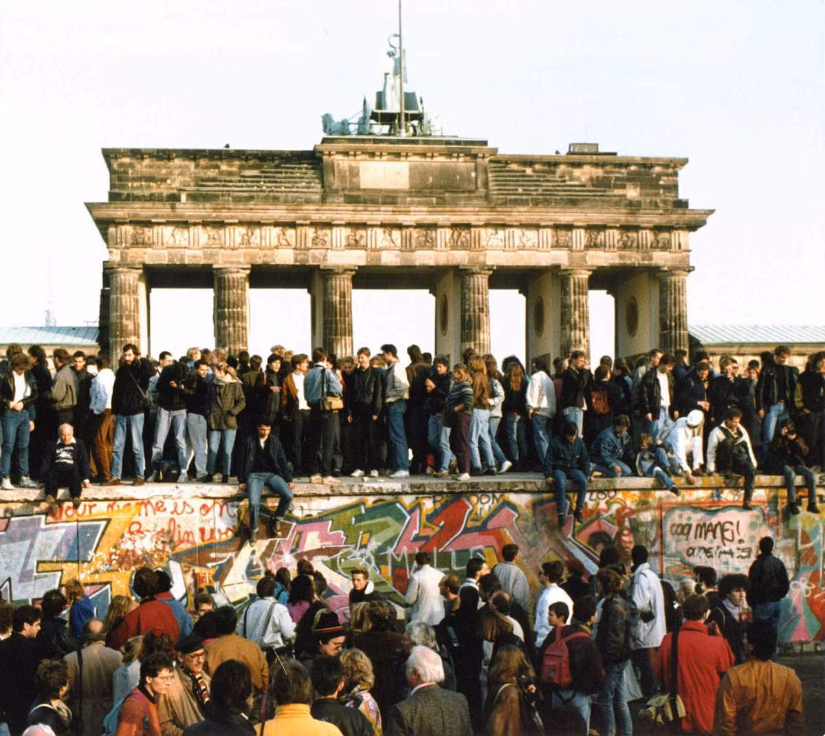 Kết quả là hàng ngàn người dân ở Đông Berlin và Tây Berlin ăn mừng và đổ về phía bức tường, uống bia và sâm panh cũng như đánh sập bức tường ngăn cách họ. Nhờ vậy, thủ đô Berlin lần đầu tiên được thống nhất kể từ năm 1945.