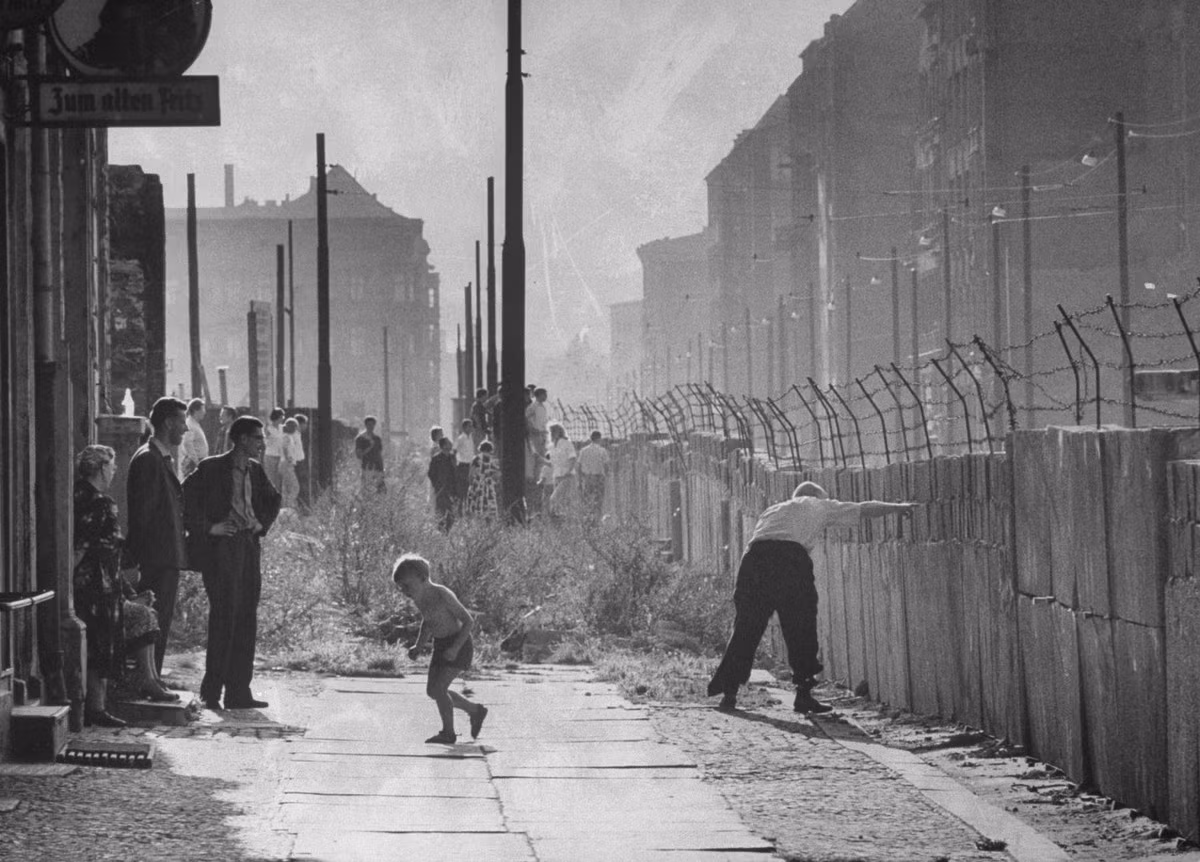 Đến ngày 13/8/1961, Chính phủ Cộng hòa Dân chủ Đức (GDR hay Đông Đức) bắt đầu dựng hàng rào dây thép gai và bức tường bê tông cốt thép nhằm ngăn cách giữa Đông Berlin và Tây Berlin.