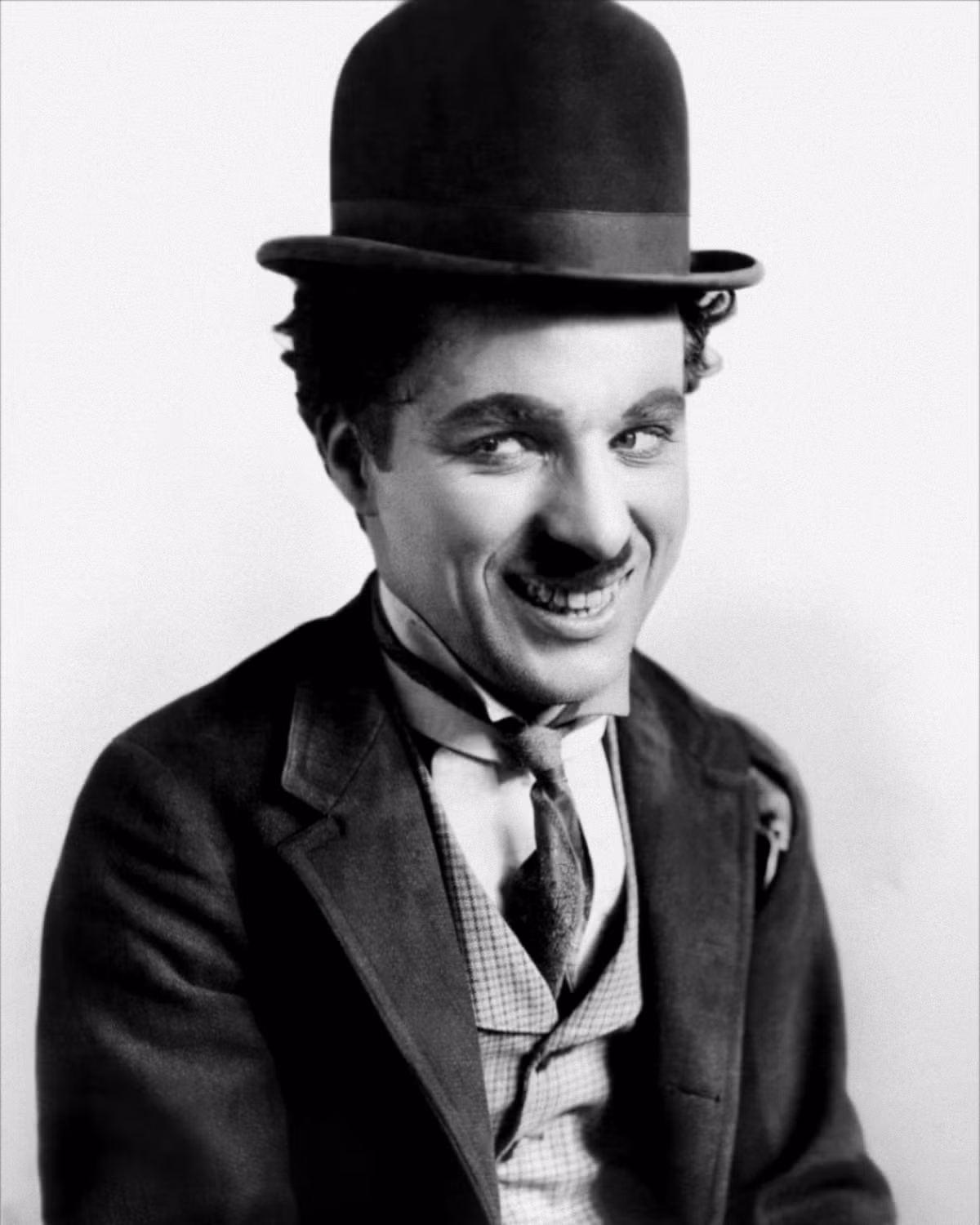 Tương tự như Tổng thống Lincoln, "Vua hề Sác Lô" Chaplin gặp chuyện tương tự. Danh hài này qua đời ngày 25/12/1977, hưởng thọ 88 tuổi. Theo di nguyện cuối đời, ông được gia đình mai táng ở nghĩa trang Corsier-sur-Vevey, Vaud, Thụy Sỹ.