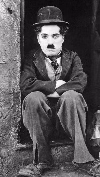 Gần 3 tháng sau khi Chaplin qua đời, những kẻ trộm mộ xâm phạm nơi an nghỉ của "Vua hề Sác Lô". Người ta phát hiện ngôi mộ của Chaplin bị kẻ gian đào xới và lấy đi cỗ quan tài chứa thi hài nghệ sĩ lừng danh thế giới này vào sáng ngày 2/3/1978.