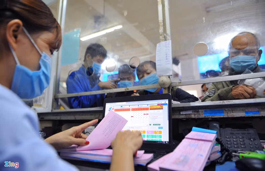 "Mỗi năm tôi về thăm quê một lần dịp Tết. Khi hay tin bến mở bán vé, tôi khẩn trương đến đây mua. Giá khá cao nhưng cầm được vé là tôi an tâm sẽ về quê đúng kế hoạch", ông Danh nói.