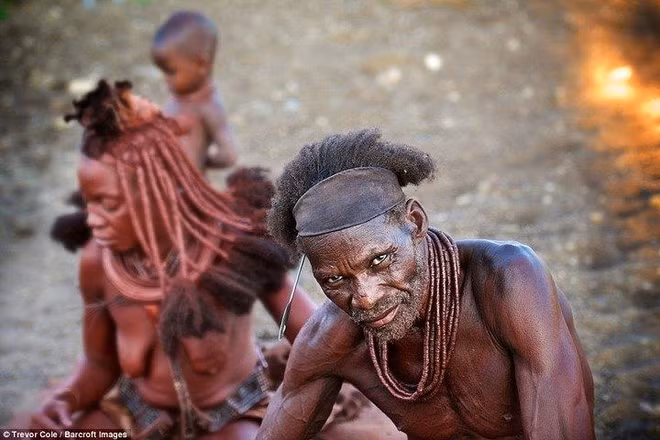 Trái với phụ nữ, đàn ông Himba ăn mặc đơn giản, nam giới chưa vợ tết tóc từ trán tới sau gáy. Đàn ông có vợ phải cạo đầu và đội khăn turban cho đến hết đời, chỉ tháo khăn trong đám tang. Đàn ông goá vợ sẽ không đội khăn và không bện tóc.