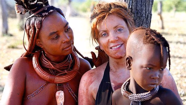 Người Himba là bộ tộc rất bí hiểm trên thế giới, sống ở châu Phi. Theo BBC, phụ nữ ở bộ tộc này cả đời không dùng nước để tắm. Hành động tắm bằng nước được cho là điều đại kỵ.