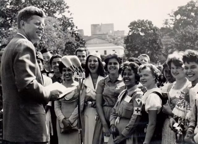 Với việc trở thành Tổng thống thứ 35 của Mỹ kể từ ngày 20/1/1961, ông Kennedy thiết lập 2 kỷ lục ấn tượng khác gồm: ông chủ Nhà Trắng đầu tiên chào đời ở thế kỷ 20 và là Tổng thống Công giáo đầu tiên trong lịch sử nước này.