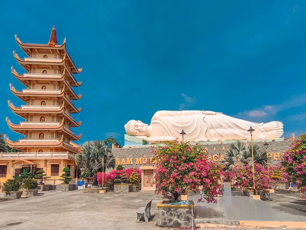 Ngôi chùa nằm trong khuôn viên rộng 20.000 m2, có bảo tháp cao 35 m thờ đức Phật Thích Ca Mâu Ni, các vị Bồ Tát, các vị A La Hán, khu giảng đường và là nơi lữu trữ tro cốt của Phật tử và chư tăng.