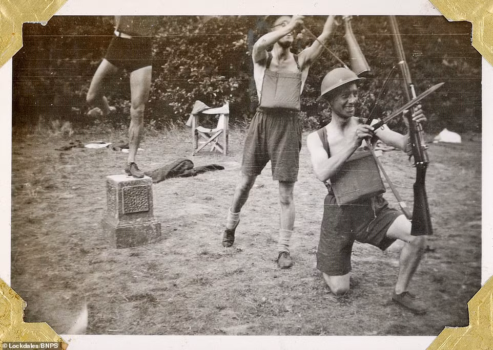 Trong Thế chiến 2 (diễn ra từ năm 1939 - 1945), binh sĩ nhiều nước trên thế giới tham gia cuộc chiến khốc liệt và đẫm máu. Họ sống và chiến đấu ở những vùng chiến sự nguy hiểm. Trong thời gian nghỉ ngơi, người lính có những khoảnh khắc vui vẻ hiếm hoi. Trong ảnh là 3 binh sĩ trẻ tuổi giả vờ dùng súng làm cung tên trong lúc vui đùa.