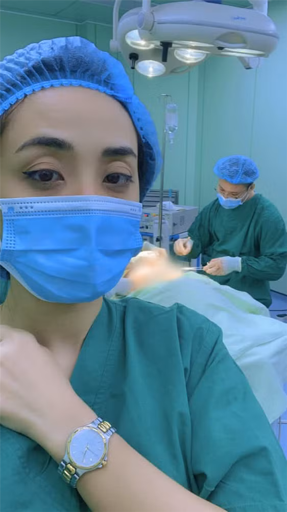 Tinh chuyen gioi cua Miko Lan Trinh lan dau khoe nguc moi phau thuat-Hinh-4