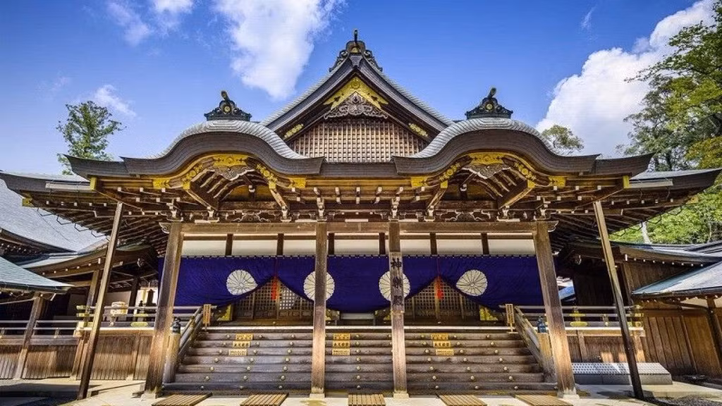Đền Ise Grand, Nhật Bản là nơi thờ Thần đạo dành riêng cho nữ thần mặt trời Amaterasu-omikami, Tại đây có hai đền thờ chính và khoảng 125 đền nhỏ. Ise Grand là một trong những nơi linh thiêng và quan trọng nhất của đạo Shinto (Thần đạo). Chỉ những linh mục hoặc tu sĩ thuộc dòng dõi hoàng tộc Nhật Bản mới có quyền bước vào trong đền.