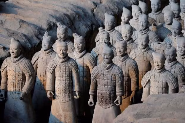 Lăng Hoàng đế Tần Thủy Hoàng, Trung Quốc nằm ở quận Lâm Đồng, Tây An, Thiểm Tây (Trung Quốc), là nơi du khách không được phép tham quan. Các nhà khảo cổ lần đầu phát hiện ra ngôi mộ vào năm 1974 khi khai quật được đội quân đất nung. Những người phản đối khai quật tin rằng công nghệ hiện tại không thể bảo tồn bất cứ thứ gì mà ngôi mộ nắm giữ, do đó việc ra vào lăng mộ bị cấm.