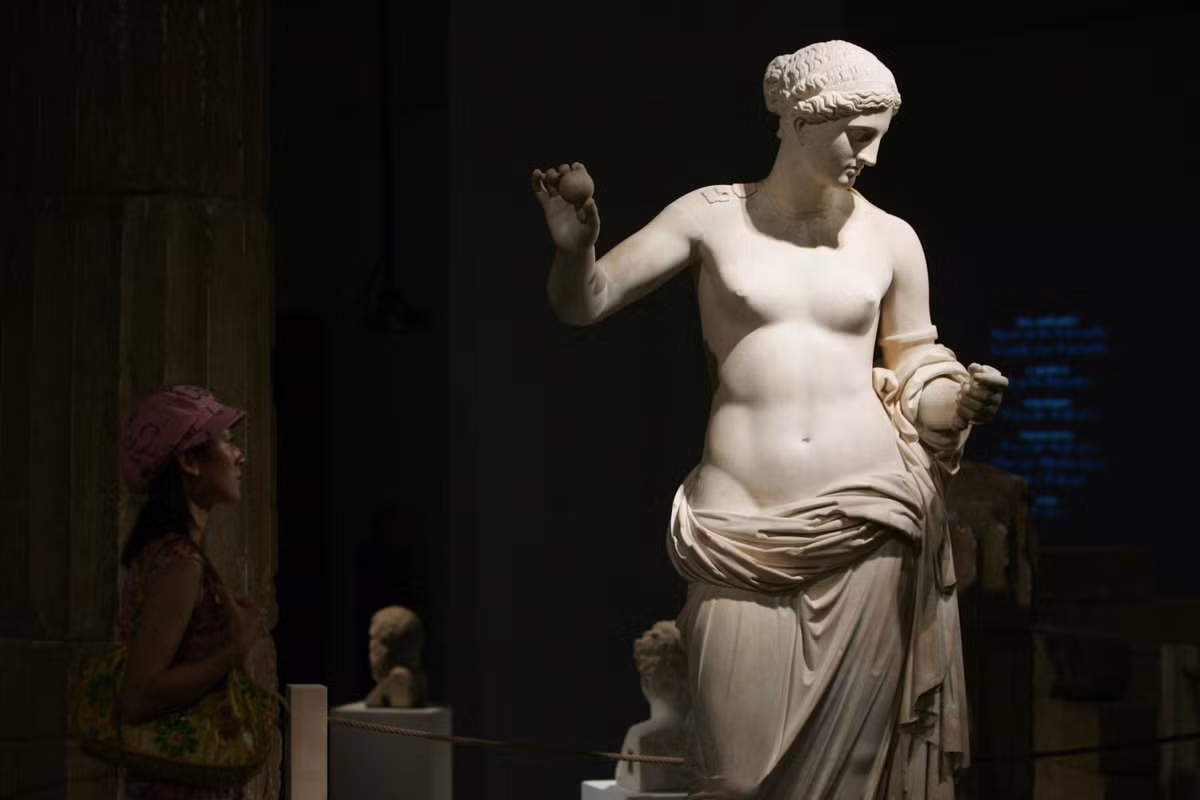 Tuy nhiên, Nữ thần Aphrodite chủ yếu được biết đến là vị thần tình yêu và khả năng sinh sản. Thậm chí, gái mại dâm ở Hy Lạp cổ đại còn coi vị thần này người bảo trợ.