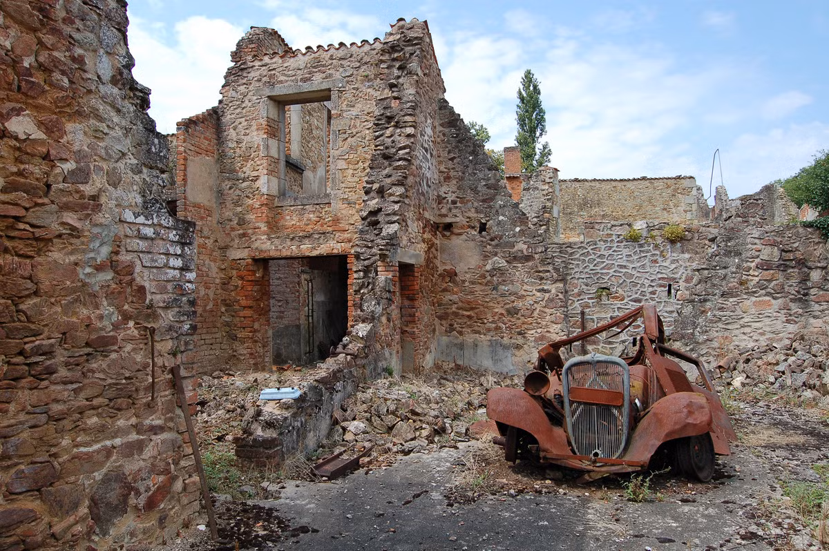 Hậu quả là Oradour-Sur-Glane trở thành thị trấn hoang tàn và không còn dấu hiệu của một thị trấn từng có dân cư sinh sống.