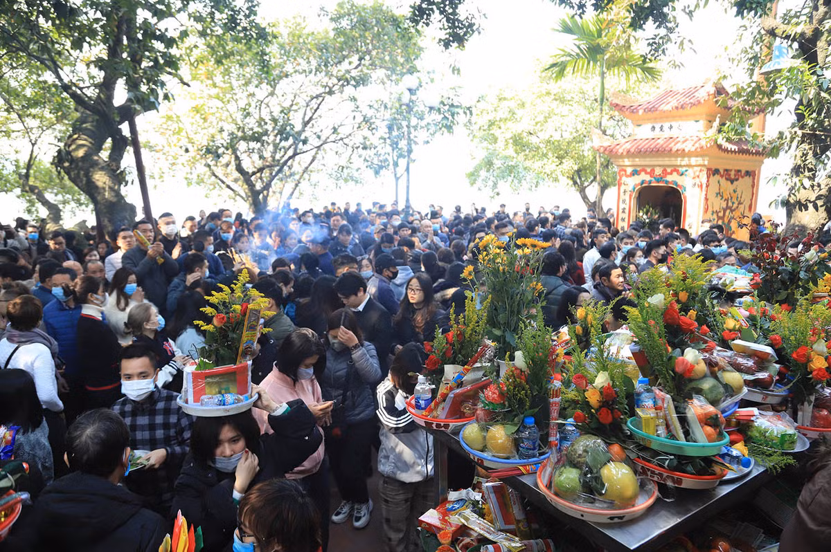 Sáng nay (13/1), nhiều người đổ về khu vực phủ Tây Hồ đi lễ cuối năm khiến các tuyến đường tại đây rơi vào cảnh ùn tắc giao thông. Phủ Tây Hồ mở cửa từ 6-18h hàng ngày. Vào những ngày lễ như hôm nay, lượng người tập trung đông nhất lúc 9-15h.