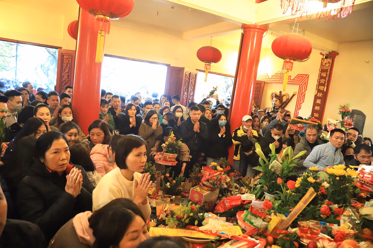 Khu vực điện chính chật kín người đi lễ.