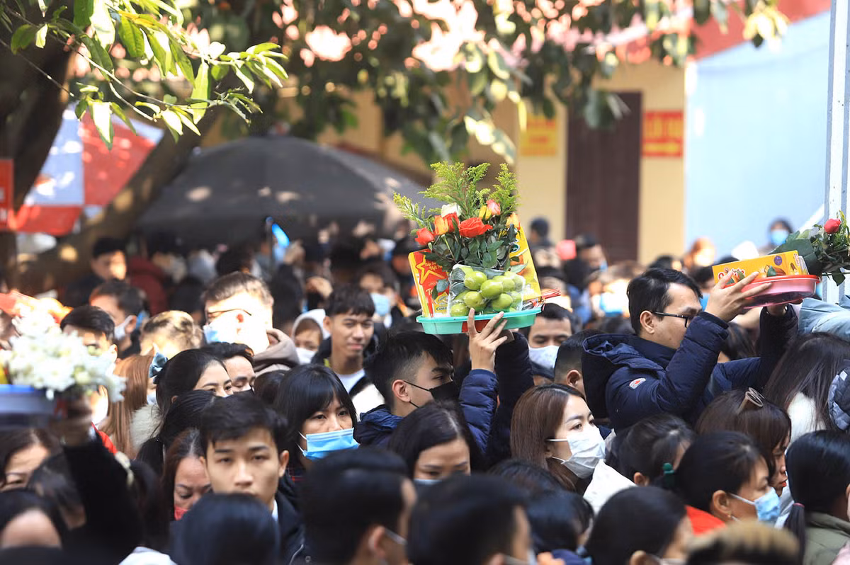 Hầu hết du khách đeo khẩu trang, tuy nhiên, trong sân phủ vẫn có khá nhiều người tạm tháo ra để đọc lời khấn. Lực lượng bảo vệ liên tục kiểm tra và nhắc nhở, những trường hợp không tuân thủ đều được mời ra về.