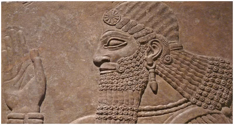 Ngay từ khi là một người thừa kế ngai vàng, Nebuchadnezzar II bộc lộ tài năng quân sự. Trong số này có việc vào năm 607 trước Công nguyên - 606 trước Công nguyên, Nebuchadnezzar II chỉ huy một đội quân và cùng chiến đấu với vua cha tại vùng núi phía bắc Assyria.