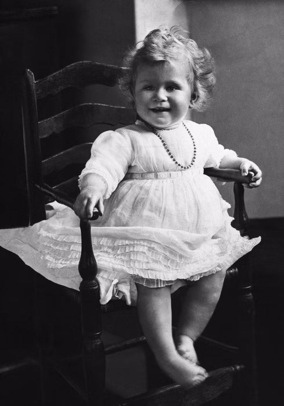 Nữ hoàng Elizabeth II khi là tiểu công chúa. Trong ảnh là gương mặt rạng rỡ của công chúa vài tuần sau sinh nhật đầu tiên.