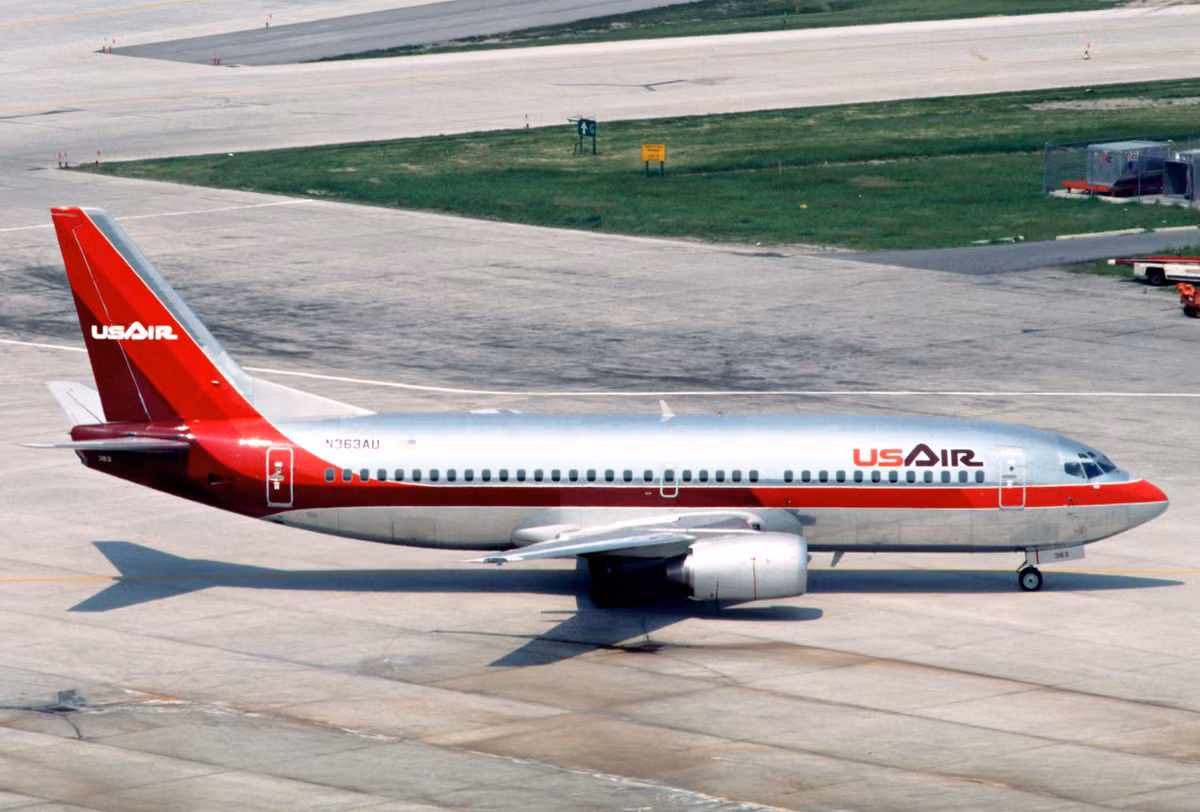 Một vụ rơi máy bay bí ẩn khác xảy ra vào ngày 8/9/1994. Khi ấy, máy bay Boeing 737 mang số hiệu 427 của hàng không USAir đang trong chuyến hành trình từ Chicago đến Pittsburgh, Mỹ. 10 phút trước khi hạ cánh, máy bay đột ngột rơi xuống mặt đất với vận tốc khoảng 500km/h.