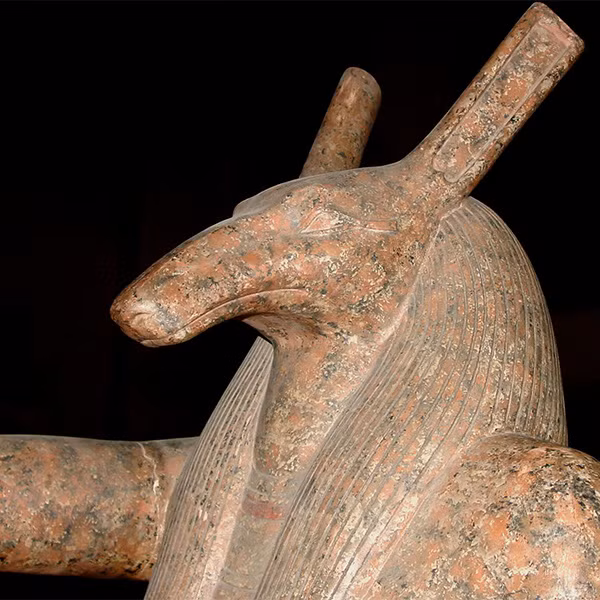 Theo thần thoại của người Ai Cập, thần Seth là em trai thần Osiris - vị thần cai quản bầu trời. Thần Osiris có cuộc sống hạnh phúc bên người vợ đồng thời là em gái - nữ thần Isis.