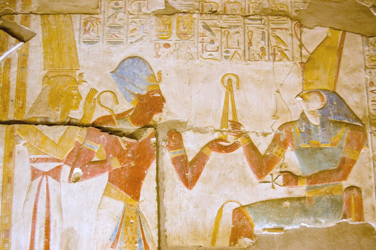 Khi thần Osiris thử nằm vào bên trong thì vô cùng vừa vặn. Seth nhanh tay khóa chặt hòm rồi đổ chì nóng chảy bao quanh. Sau cùng, ác thần ném chiếc hòm có anh trai ở bên trong xuống sông Nile.