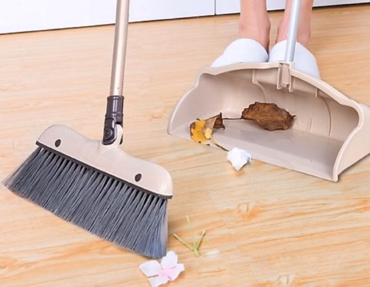 Theo quan niệm dân gian, quét nhà vào ngày đầu tiên của năm mới trong Tết Nguyên đán sẽ đồng nghĩa với việc quét đi may mắn và của cải của gia đình.