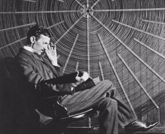 Tương tự như Thomas Edison, Nikola Tesla cũng là nhà khoa học thiên tài với nhiều sáng chế được đánh giá cao như điện không dây, robot... Tuy nhiên, nhà khoa học Tesla khiến dư luận xôn xao khi có một sáng chế kỳ quái mà không mấy người mong muốn nó hoạt động là máy tạo ra động đất.
