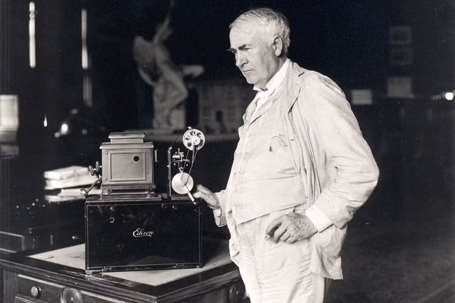 Theo một số tài liệu, cỗ máy dùng để trò chuyện với linh hồn do Edison sáng chế có chùm sáng nhỏ phát ra từ một ngọn đèn mạnh. Nó có thể dò được những hạt vật chất nhỏ nhất. Các hạt này sẽ chứng minh cho sự tồn tại của phần vật chất trong linh hồn của con người lưu lại sau khi qua đời.