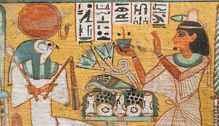 Không chỉ cùng pharaoh có những quyết định quan trọng đến việc triều chính, Nữ hoàng còn có ảnh hưởng lớn nhất trong hậu cung. Họ có quyền thưởng phạt đối với những người vợ khác của nhà vua.