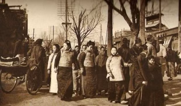 Nhiều người dân thời nhà Thanh đi du xuân ngày Tết.