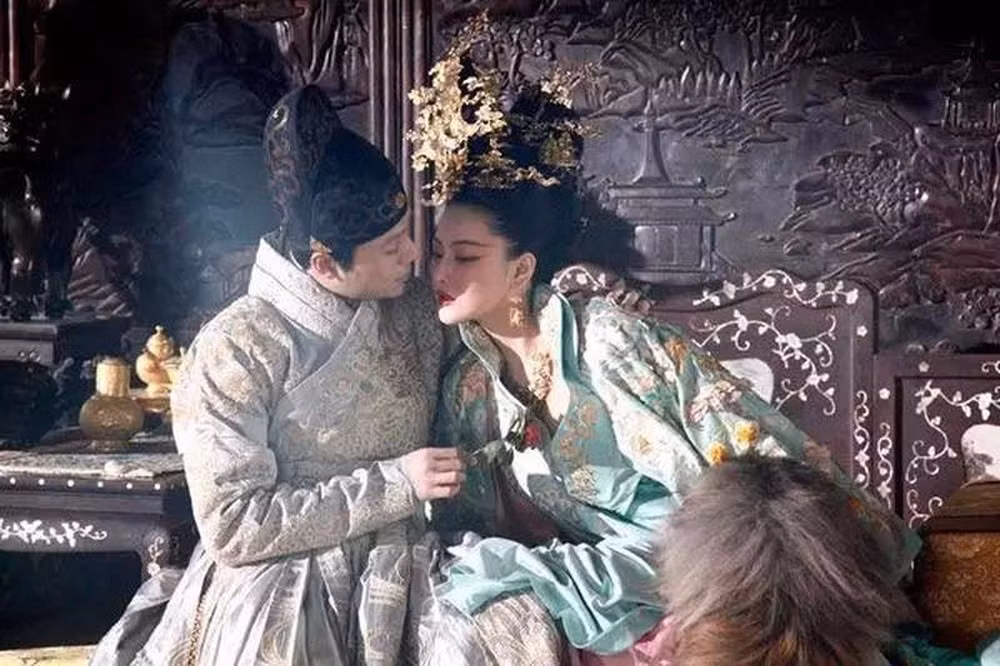 Vào ngày chôn cất vợ yêu, Mộ Dung Hi đích thân đi bộ cùng đoàn đưa tang để tiễn đưa người vợ quá cố đến nơi vĩnh hằng. Đây được xem là hành động hiếm của các vua chúa Trung Quốc xưa. Ảnh trong bài mang tính chất minh họa.