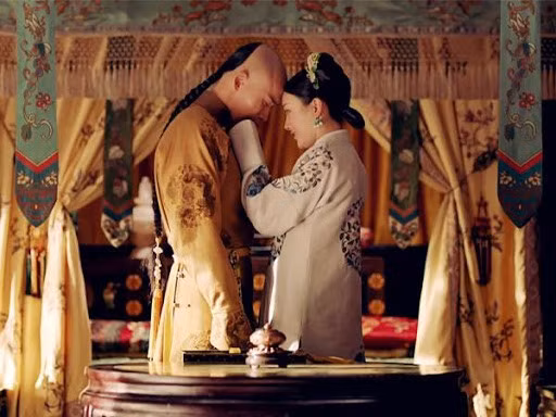 Vào năm 407, hoàng hậu Phù Huấn Anh qua đời khiến Mộ Dung Hi đau buồn, khóc thương. Ông hoàng này ôm thi hài hoàng hậu quá cố một thời gian trước khi cử hành tang kễ.
