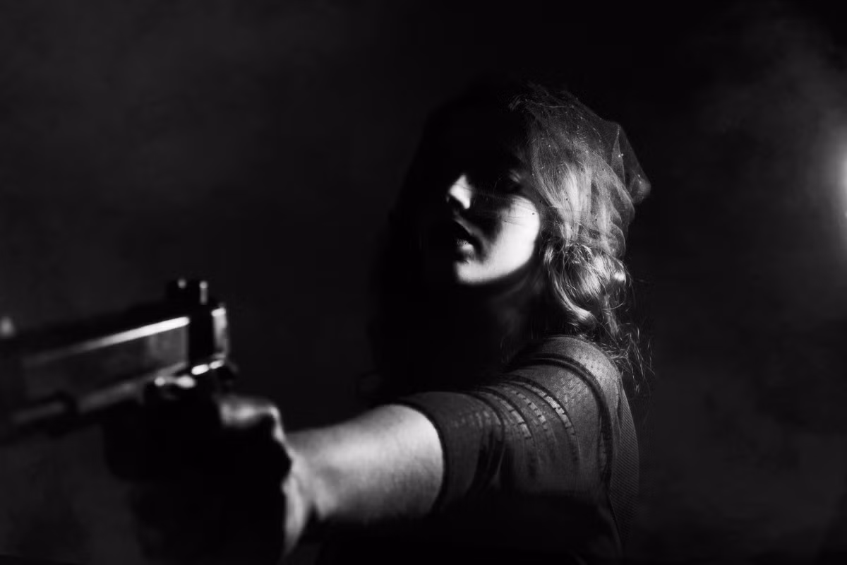 Kể từ đó, bà trùm mafia Raffela tham gia vào nhiều hoạt động phạm pháp gồm: buôn bán vũ khí, ma túy, trộm cắp, bảo kê, thanh toán lẫn nhau, tống tiền, sản xuất tiền giả...