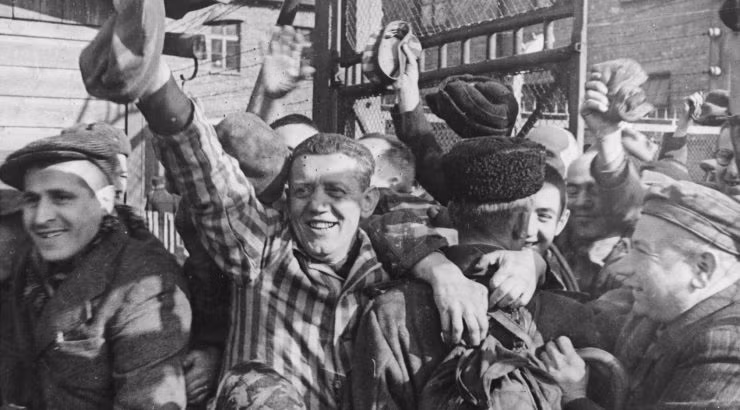 Khi tới các lò hỏa thiêu trong trại Auschwitz, binh lính Liên Xô rùng mình khi nhìn thấy những bằng chứng còn sót lại về việc lính SS thủ tiêu thi thể các nạn nhân để xóa dấu vết tội ác đã gây ra.