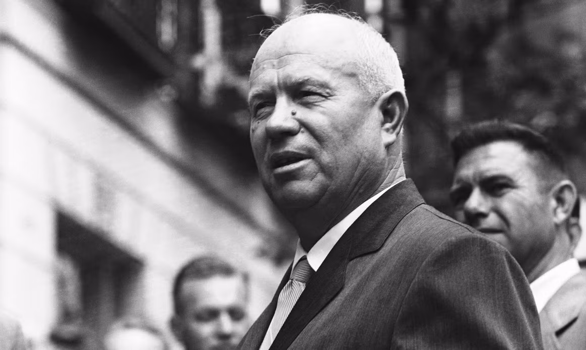 Trong khi phía Mỹ chưa phản hồi thông điệp đầu tiên, ông Khrushchev (trong ảnh) gửi tiếp một bức thư cho chính quyền Tổng thống Kennedy. Trong thư, Liên Xô đưa thêm điều kiện là Mỹ phải rút các tên lửa của họ ở Thổ Nhĩ Kỳ để đổi lại việc chính quyền Moscow rút toàn bộ tên lửa khỏi Cuba.